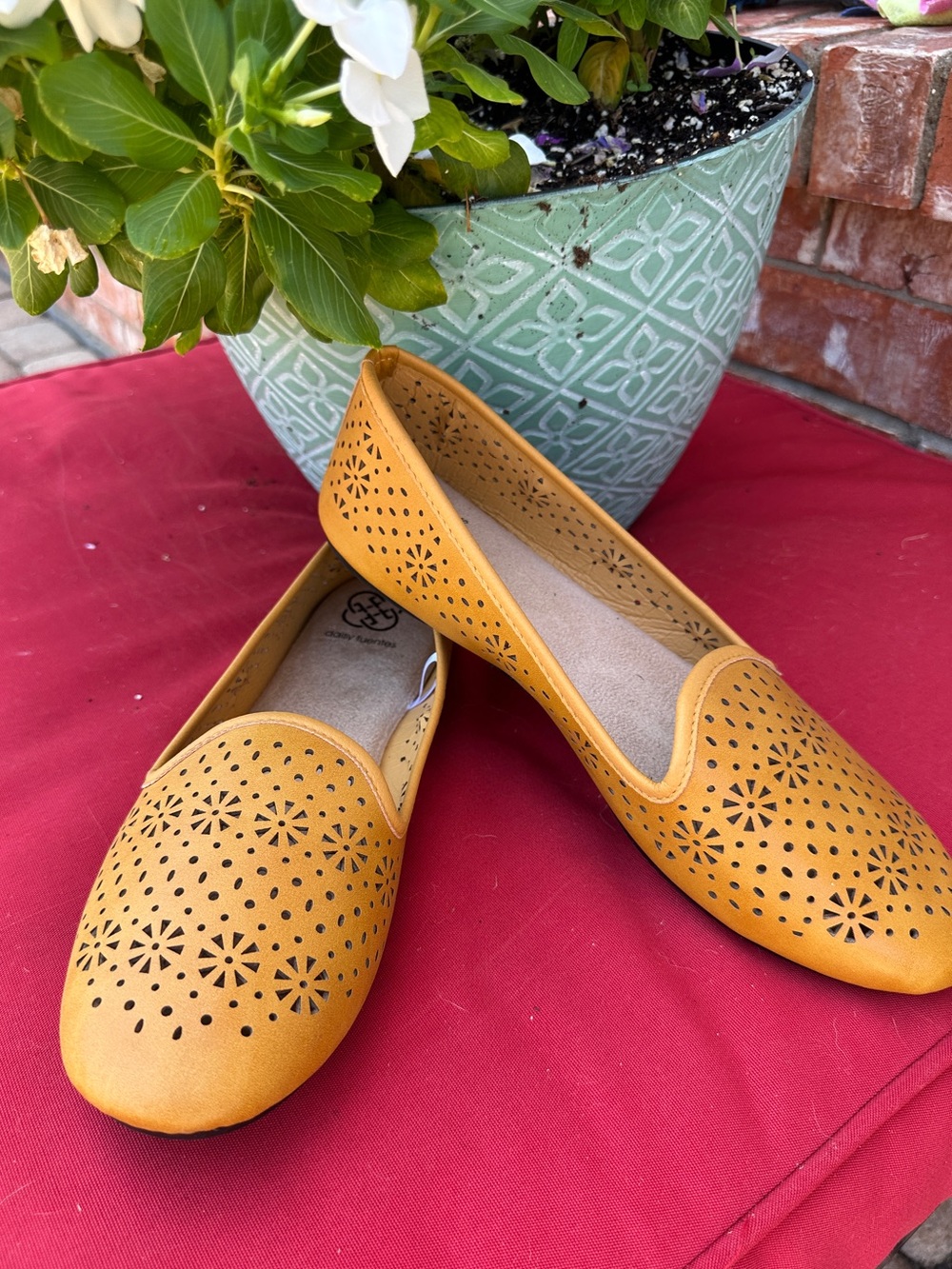 Daisy Fuentes Gold Slip Ruana flats Perforated breathable women's size 11